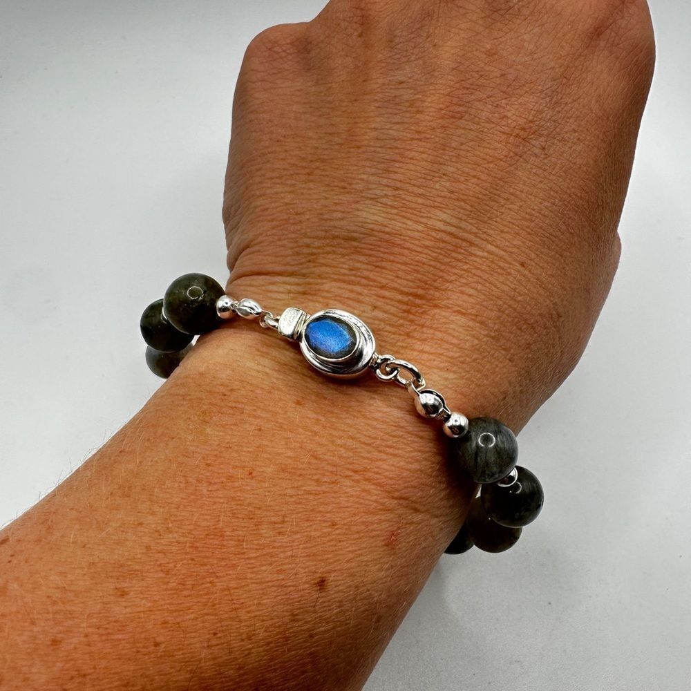NWOT Stunning 10mm Labradorite and 925 accent beaded bracelet w/ faceted clasp!‎ - Picture 3 of 9
